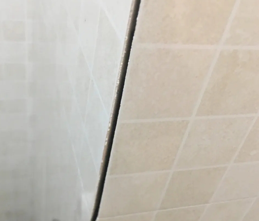 龙泉驿瓷砖空鼓维修公司分享阳台瓷砖脱落的修复过程可以分为以下几个步骤