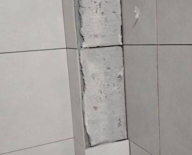 龙泉驿瓷砖空鼓维修公司分享下瓷砖施工前基层浇水润湿程度不足，可能导致以下问题