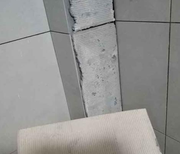龙泉驿瓷砖空鼓维修公司分享下厨房瓷砖脱落的补救措施。